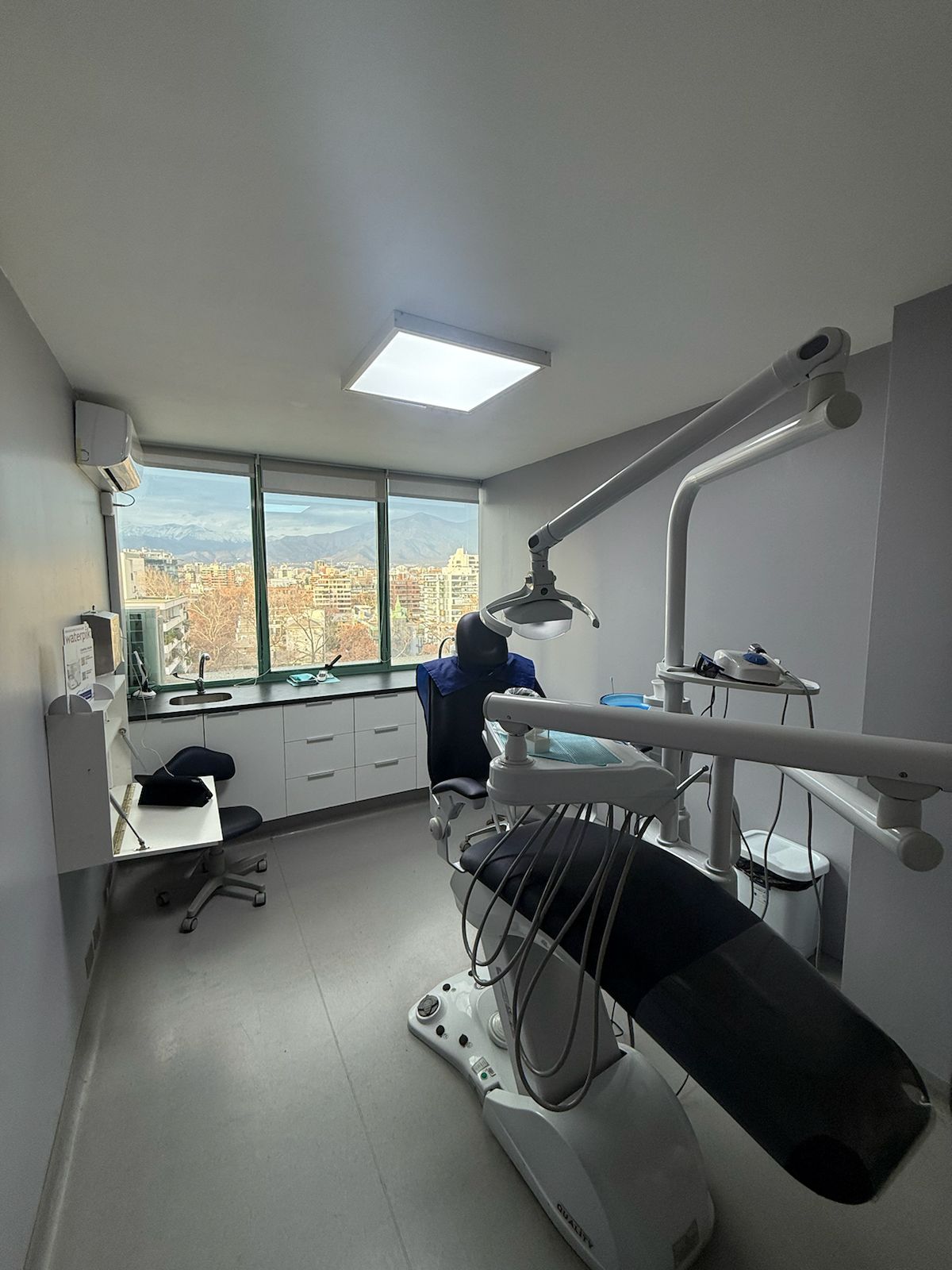 Box dental equipado con vista panorámica a la cordillera
